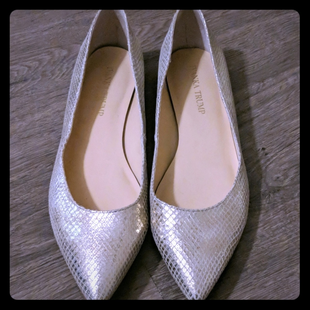 Gold metallic pointed toe flats